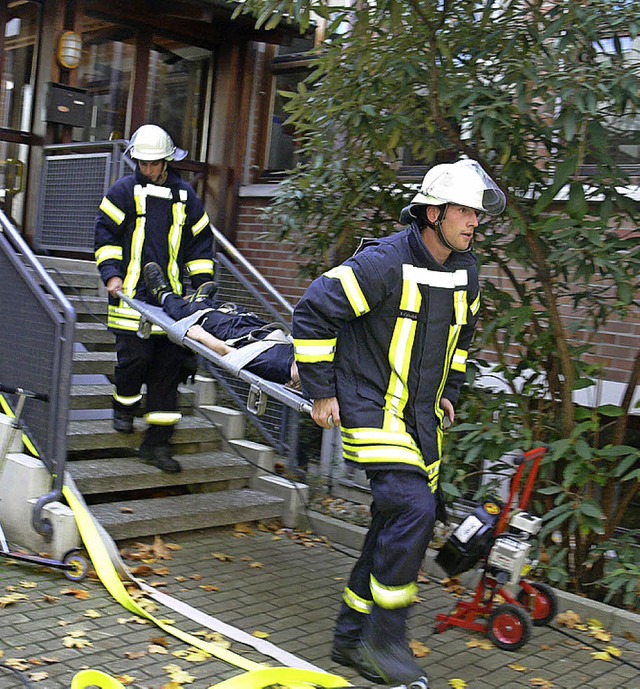 Schler retten war eine der Aufgaben der Feuerwehrmnner bei der Herbstbung.  | Foto: dieter fink