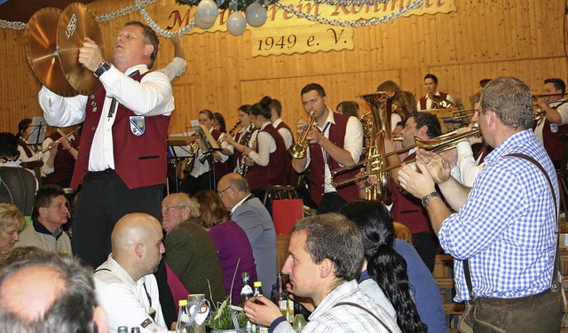 Der Musikverein Rohmatt heizte seinen ...schen Oktoberfest wieder krftig ein.   | Foto: Karlheinz Rmmele