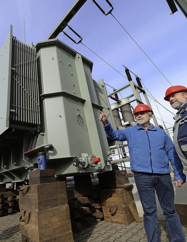 Der neue Transformator ist mit 85000 K...er zum Umspannwerk Griheim gebracht.   | Foto: Juri Junkov