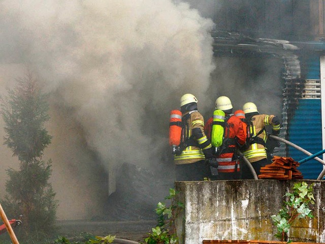 Feuer bis unters Dach: Die Feuerwehr z...Scheune beim Aussiedlerhof zu lschen.  | Foto: Patrick Seeger