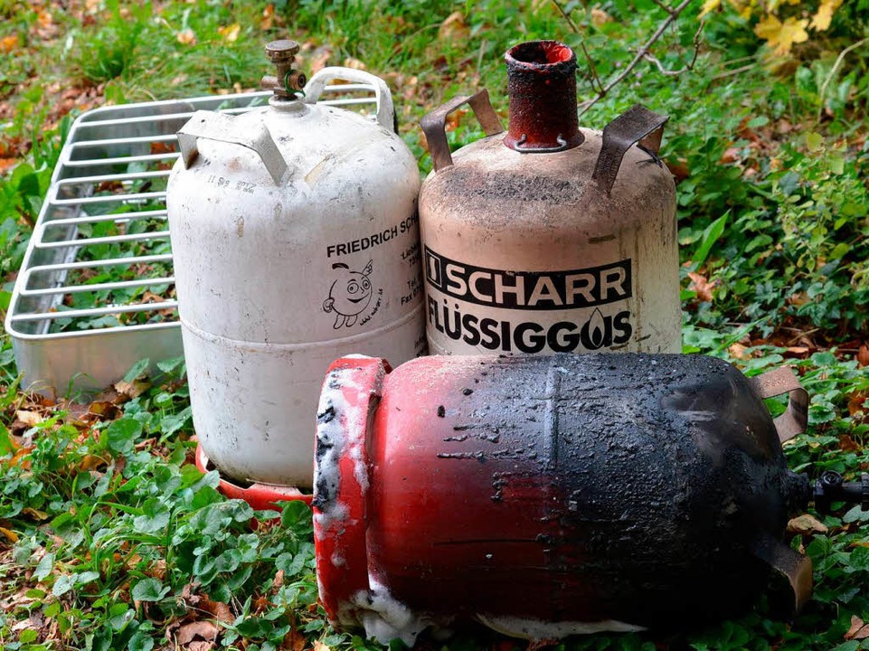 In der brennenden Scheune lagerten auch Gasflaschen.  | Foto: Patrick Seeger