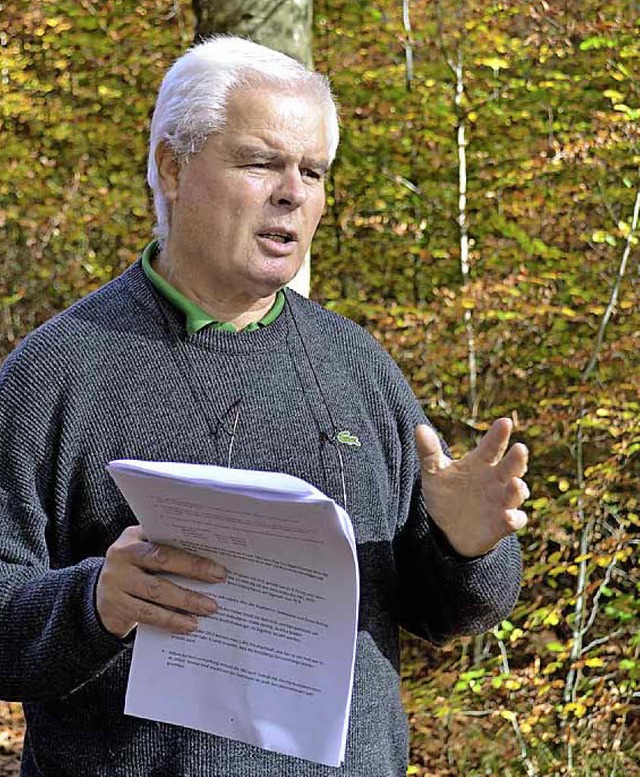 Gerhard Rieger, ehemaliger Schopfheime...rksleiter, erluterte die Waldbilder.   | Foto: Paul Berger