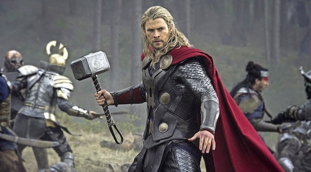 Der Donnergott Thor (Chris Hemsworth) schwingt den Hammer  | Foto: dpa