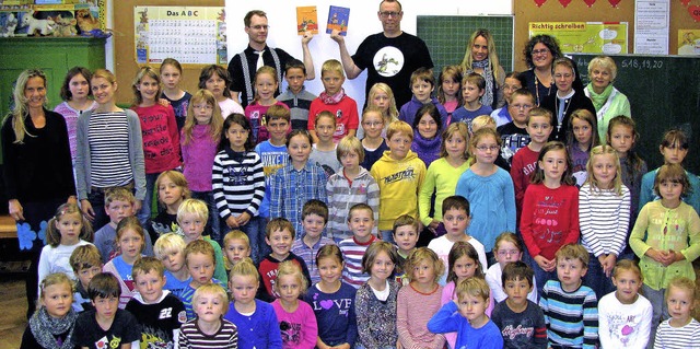 Schler  und Lehrer der Spielweg- und ...d Vorleser Linus Knig  (hinten links)  | Foto: Manfred Lange