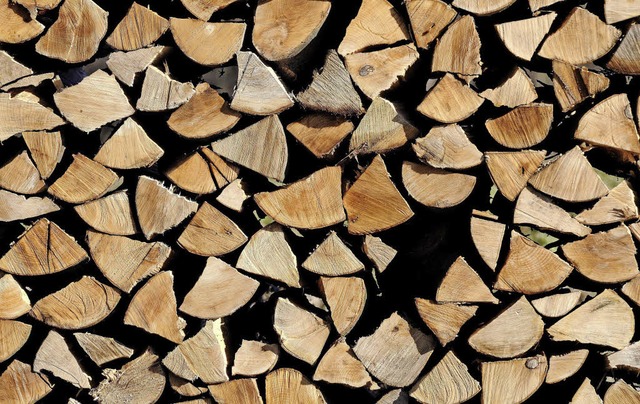 Heimisches Brennholz ist gefragt, weshalb das Preisniveau hoch ist.  | Foto: Archivfoto: Siegfried Gollrad