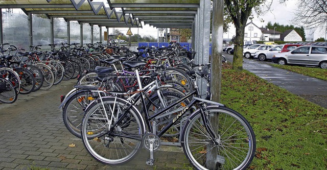 Parkraum fehlt am Orschweierer Bahnhof...Parkpltze und 40 Fahrradboxen kommen.  | Foto: heidi fssel