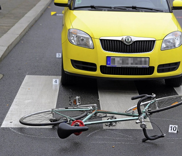 Auto gegen Fahrrad: Das endet zumeist schlecht fr den Radler.  | Foto: dpa