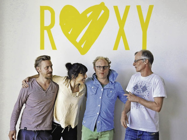 Der neue Theaterleiter Sven Heier, sei...von rechts) unter dem neuen Roxy-Logo   | Foto: Annette Mahro