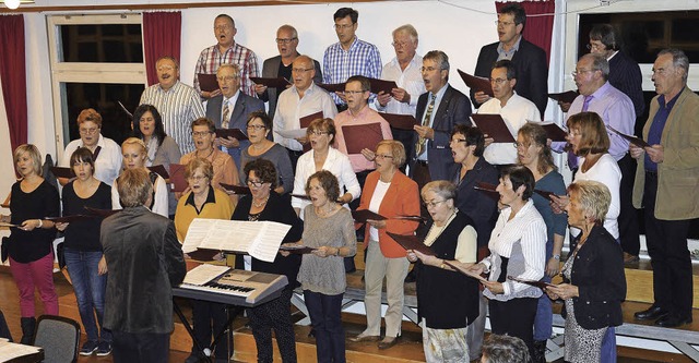 Der gemischte Chor Eichen unter Dirige...Chorverbands in der Hlschematthalle.   | Foto: Georg Diehl