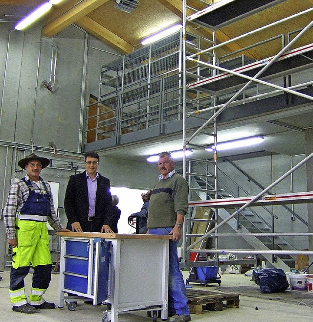 Brgermeister Markus Rees (Mitte) mit ...der Fertigstellung des Bauhofneubaus.   | Foto: Susanne Mller