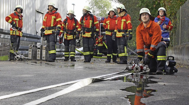 Die Eichstetter Feuerwehrleute gehen i...d bei der Firma Gould zu bewltigen.    | Foto: Christa Rinklin