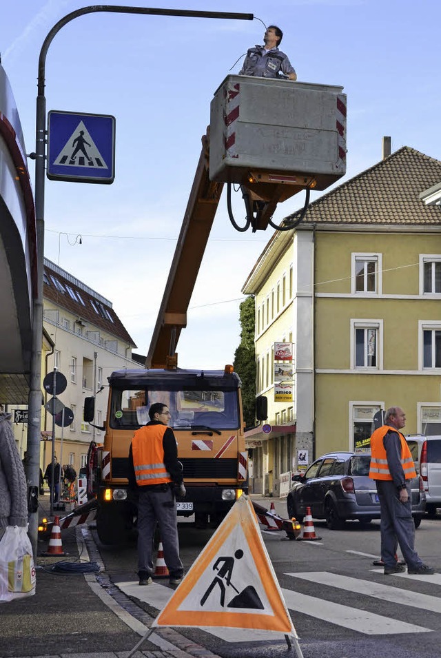 Zwei Fliegen mit einer Klappe: Da die ...reparierten die Stadtwerke ein Schild.  | Foto: Felix Held