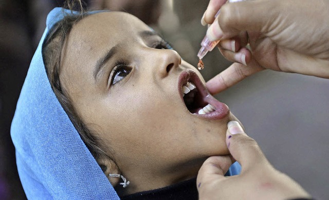 Ein jemenitisches Mdchen bei einer Schluckimpfung im Rahmen einer Impf-Kampagne  | Foto: dpa