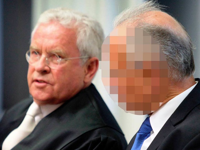 Der 62-Jhrige &#8211; rechts, unkennt...n  neben seinem Anwalt Johann Schwenn.  | Foto: dpa