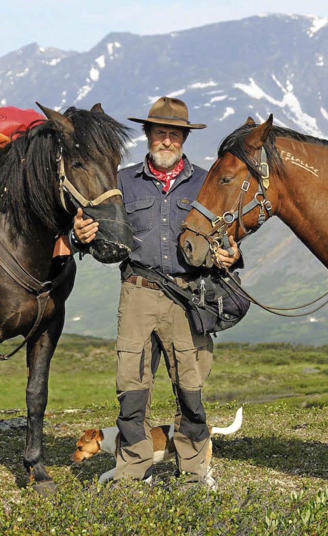 Drei Gefhrten: Gnter Wamser mit seinen Pferden im kanadischen Yukon   | Foto: dpa