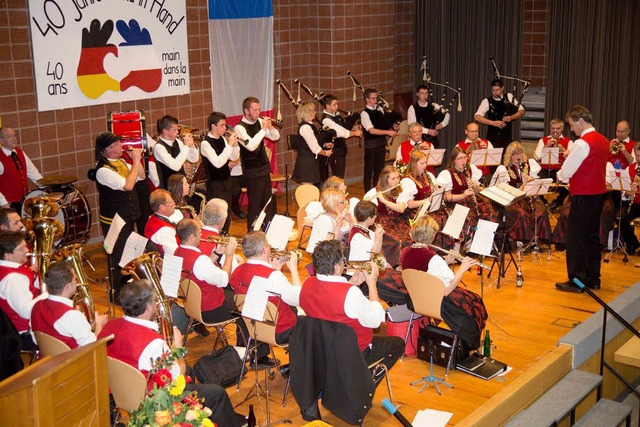 Musik verbindet Nationen - gemeinsam b...Grafenhausen die Halle fast zum Beben.  | Foto: Chris Seifried