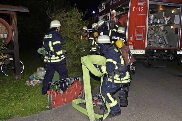 Zwei Wehren kmpfen gegen Flammen