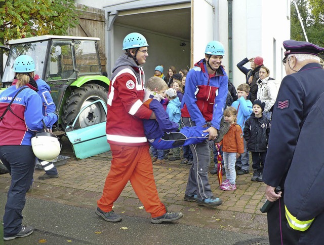 Gerettet: Der &#8222;eingeklemmte Fahr...Rotem Kreuz und Bergwacht weggebracht.  | Foto: Rittner