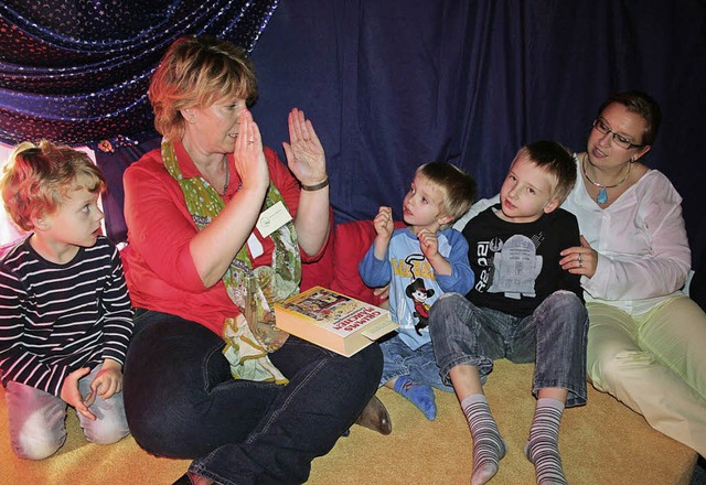 Hier liest Kindergartenleiterin Susann...ige Mitmach-Sing-Spiel mit den Kleinen  | Foto: Karin Hei