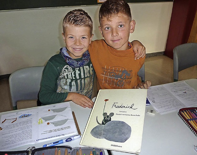 Leon und Niklas freuen sich mit der Maus Frederick.  | Foto: Schule