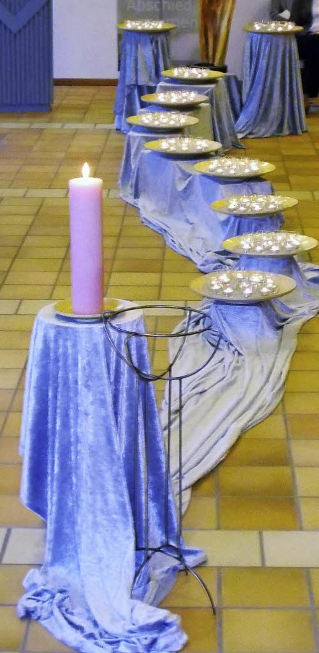 Auf einem symbolischen Lebensweg wurde...estorben ist, eine Kerze aufgestellt.   | Foto: privat