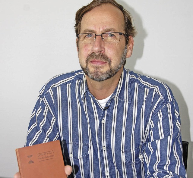 Sebastian Weil mit dem Buch  aus der &#8222;Volksbibliothek Binzen&#8220;   | Foto: Frey