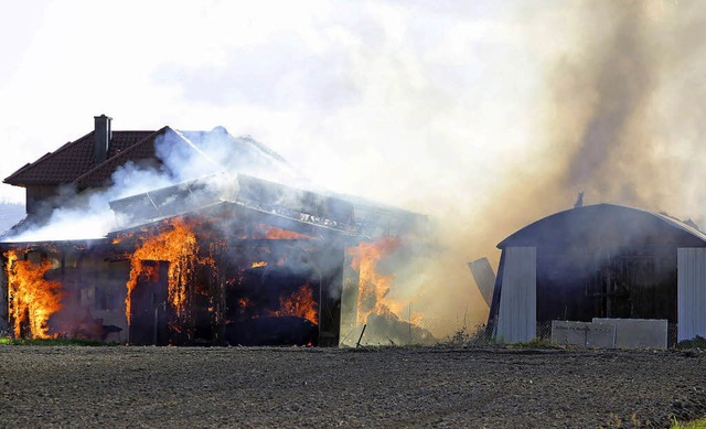 Die Lagerhalle fr Stroh und Heu steht lichterloh in Flammen.   | Foto: Christoph Breithaupt
