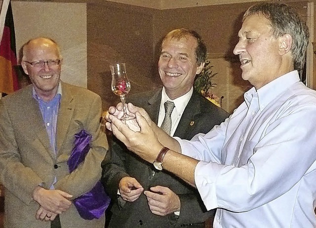 Rolf Karrer (von links) und Klaus Eber...chenk mit Drachen von Wilfried Markus.  | Foto: Danielle Hirschberger