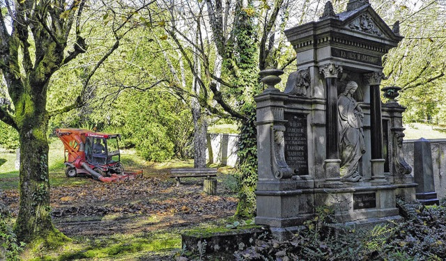 Grber und Grabmale auf dem Alten Frie...rbstlaub beseitigt die Stadtgrtnerei.  | Foto: Herbst