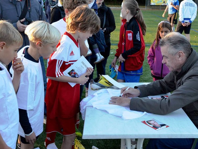 Ottmar Hitzfeld besucht das Lrracher Soccer-Camp der Brgerstiftung  | Foto: Julia Dreier