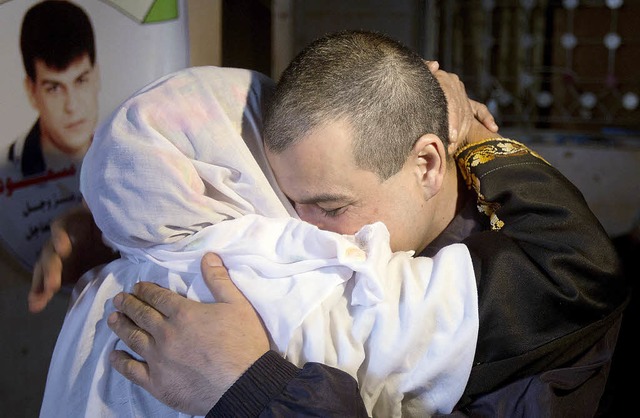 Ein freigelassener Palstinenser wird ... Gaza-Stadt von seiner Mutter umarmt.   | Foto: afp