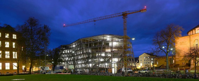 Funkelnde Baustelle: Nachts ist die Unibibliothek innen hell erleuchtet.  | Foto: Ingo Schneider
