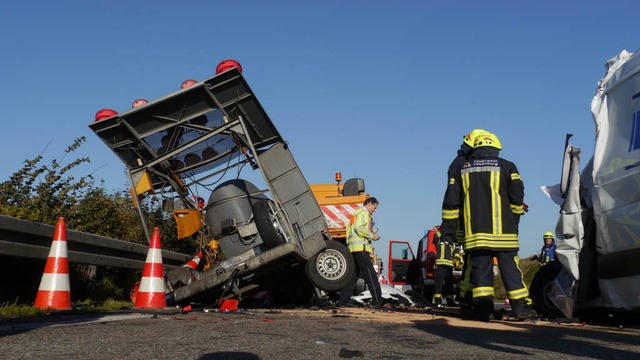 Der Fahrer eines Kleintransporters ist... Autobahnmeisterei ums Leben gekommen.  | Foto: Kamera24tv. Martin Ganz