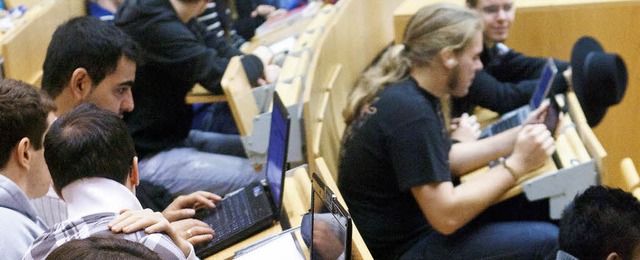 Mit Laptop statt Schreibblock besuchen...beliebigen Zeit virtuell zu besuchen.   | Foto: Markus Scholz (dpa)