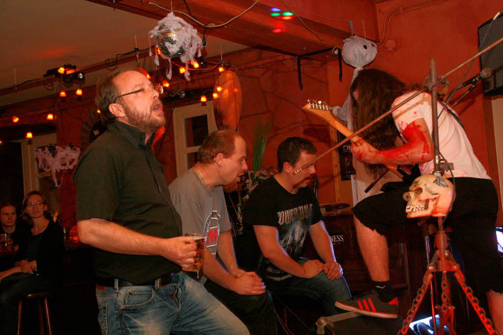 Die drei treuesten Fans des Abends im Shamrock mit dem blutberstrmten Second-End-Gitarrist Claude Kehr