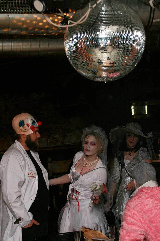 Halloween im Mehlsack: Die morbide Braut Julia hatte ihren armen Freund Alex in ein rosa Hasenkostm gesteckt.