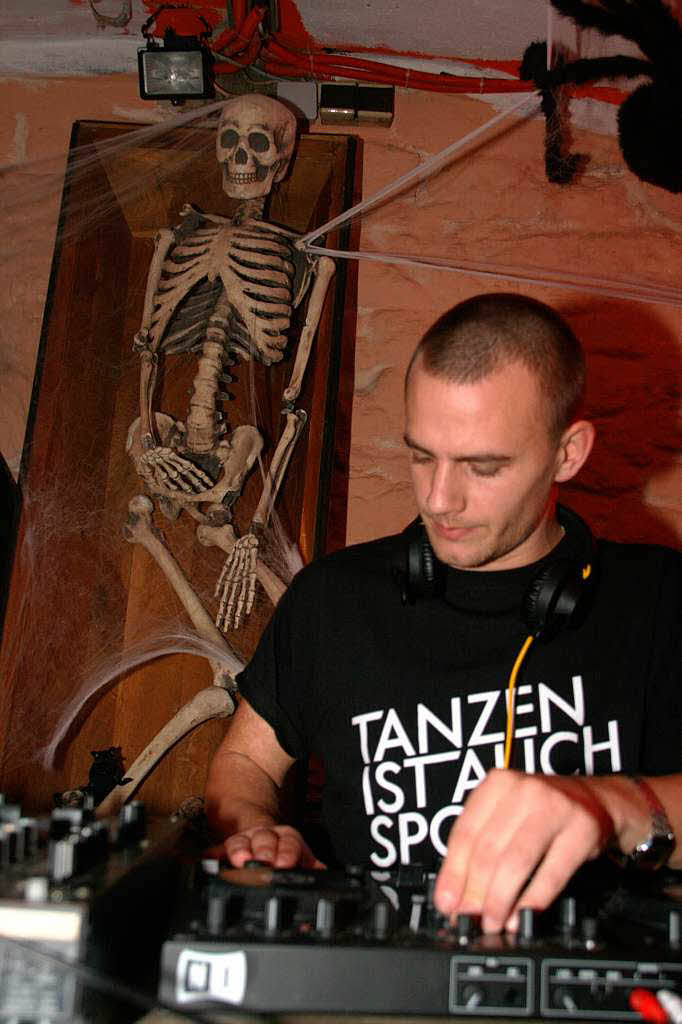 Der DJ im Inside legt Platten im Angesicht des Todes auf