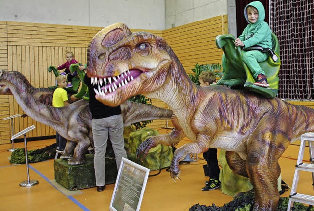 Keine Angst vor groen Tieren: Dino-Reiten in Schlatt.  | Foto: Hans Jrgen Kugler