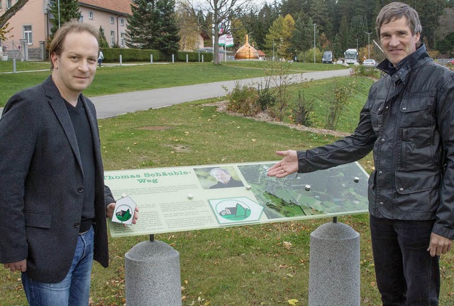 Brauereichef Christian Rasch (rechts) ...nen &#8222;Thomas Schuble-Weg&#8220;.  | Foto: Wilfried Dieckmann