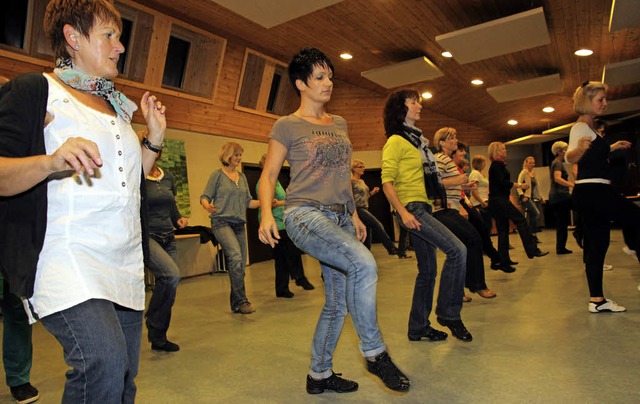 Im Gleichschritt, Tanz!  30 Frauen bew...r Gruppe schon  vielmals aufgetreten.   | Foto: Eva Korinth