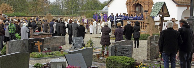 Pfarrer Rmi Purzeau beim Totengedenken auf dem Riegeler Friedhof.  | Foto: Hans-Peter Ziesmer