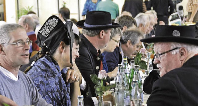 Volle Tische beim Fest in der Gemeindehalle   | Foto: Julius Steckmeister