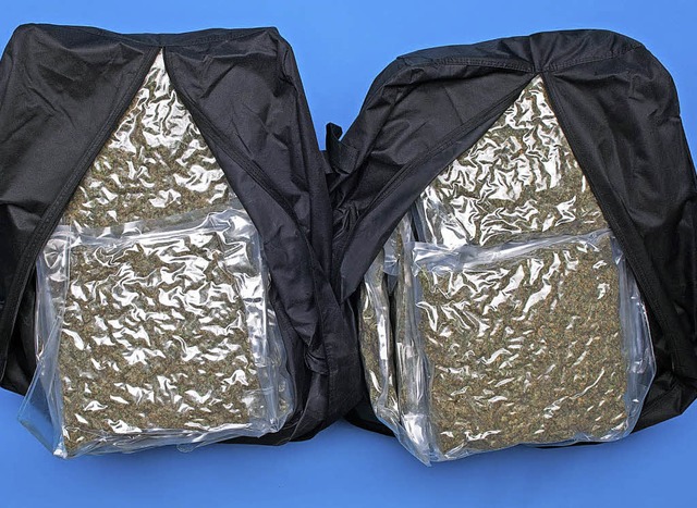 Zwei Taschen mit 40 Kilo Marihuana hat...tverdchtigen Mnnern sichergestellt.   | Foto: Kantonspolizei