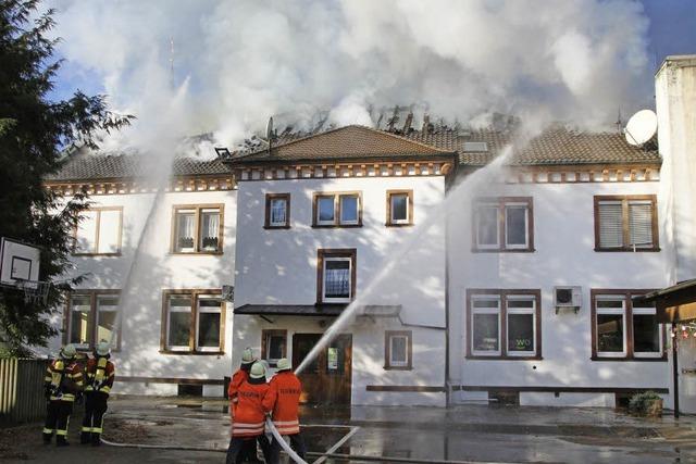 Dachstuhl des Rathauses in Sasbachwalden steht in Flammen – Schulkinder in Sicherheit gebracht