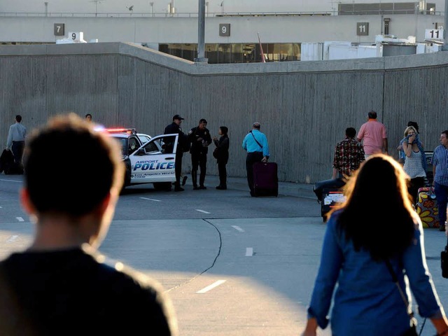 Die Zugangsstraen zu dem Flughafen, dem Los Angeles Airport, wurden gesperrt.  | Foto: Michael Nelson