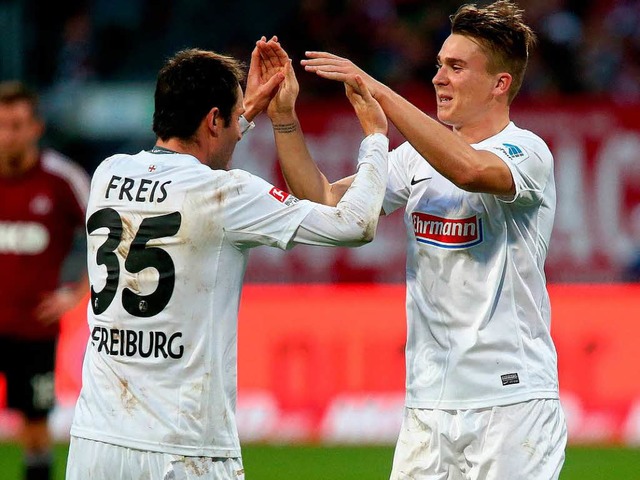 Der Freiburger Felix Klaus (r) jubelt ...tian Freis ber seinen Treffer zum 0:1  | Foto: dpa