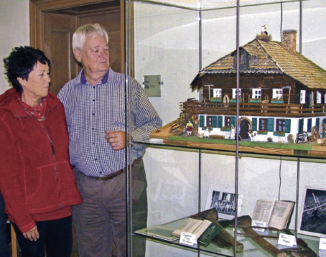 Zur Dauer-Leihgabe an die Gemeinde Mn...e jetzt im Foyer des Rathauses steht.   | Foto: Manfred Lange