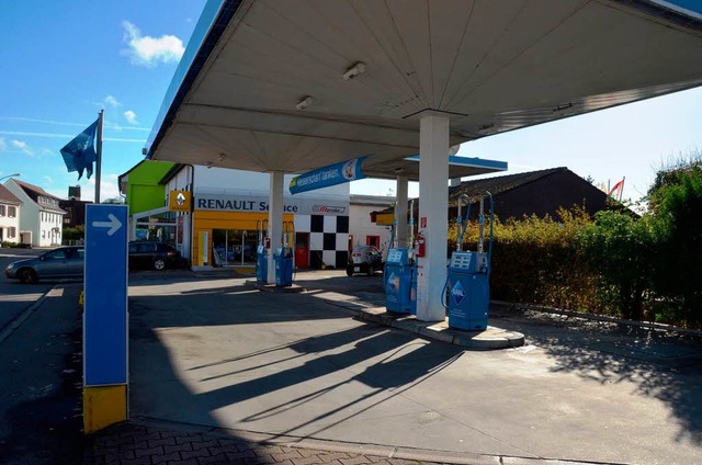 Die Tankstelle in Eimeldingen war am S...waffneten berfalls zweier Maskierter.  | Foto: Maier