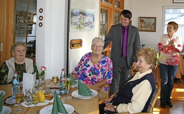 Straburger Senioren zu Besuch in Kipp...atthias Gutbrod  heit sie willkommen.  | Foto: Sandra Decoux-Kone