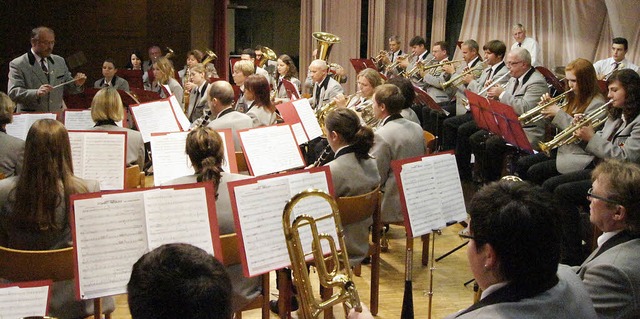 Die Kapelle Katzenmoos mit Dirigent Ka... Herbstkonzert von ihrer besten Seite.  | Foto: Roland Gutjahr